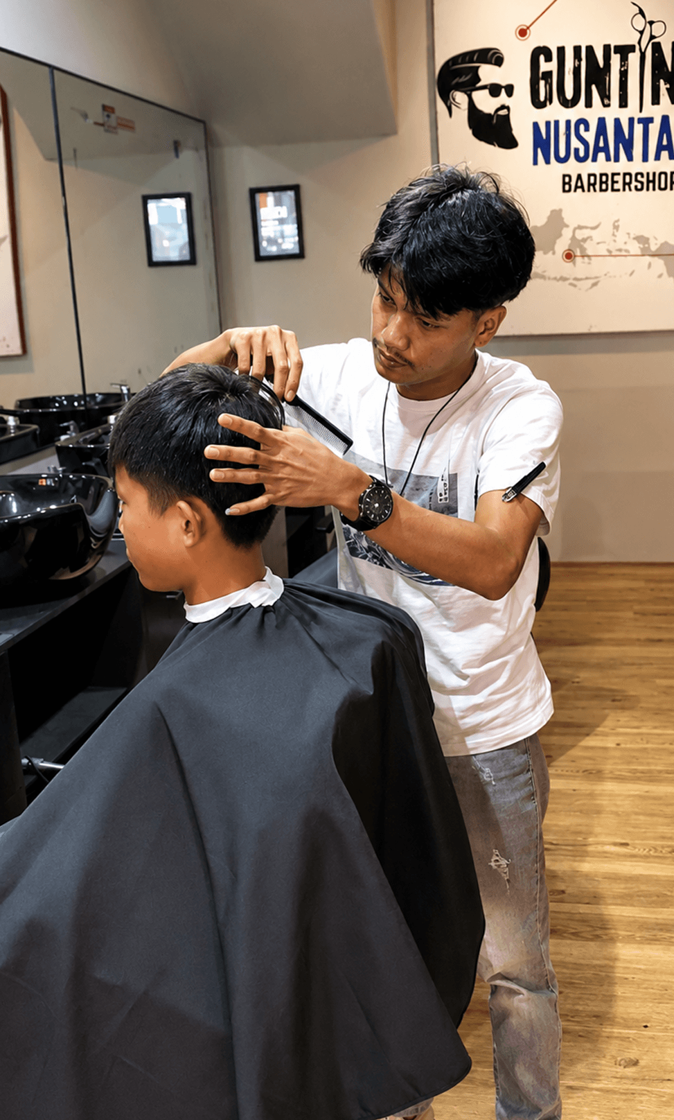 Master barber Gunting Nusantara sedang bekerja